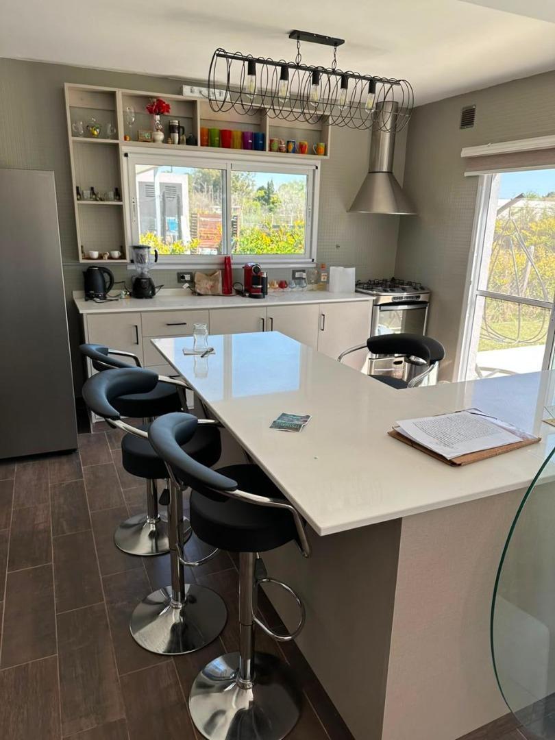 Foto de hermosa casa con pileta en San Ramon, imagen 4