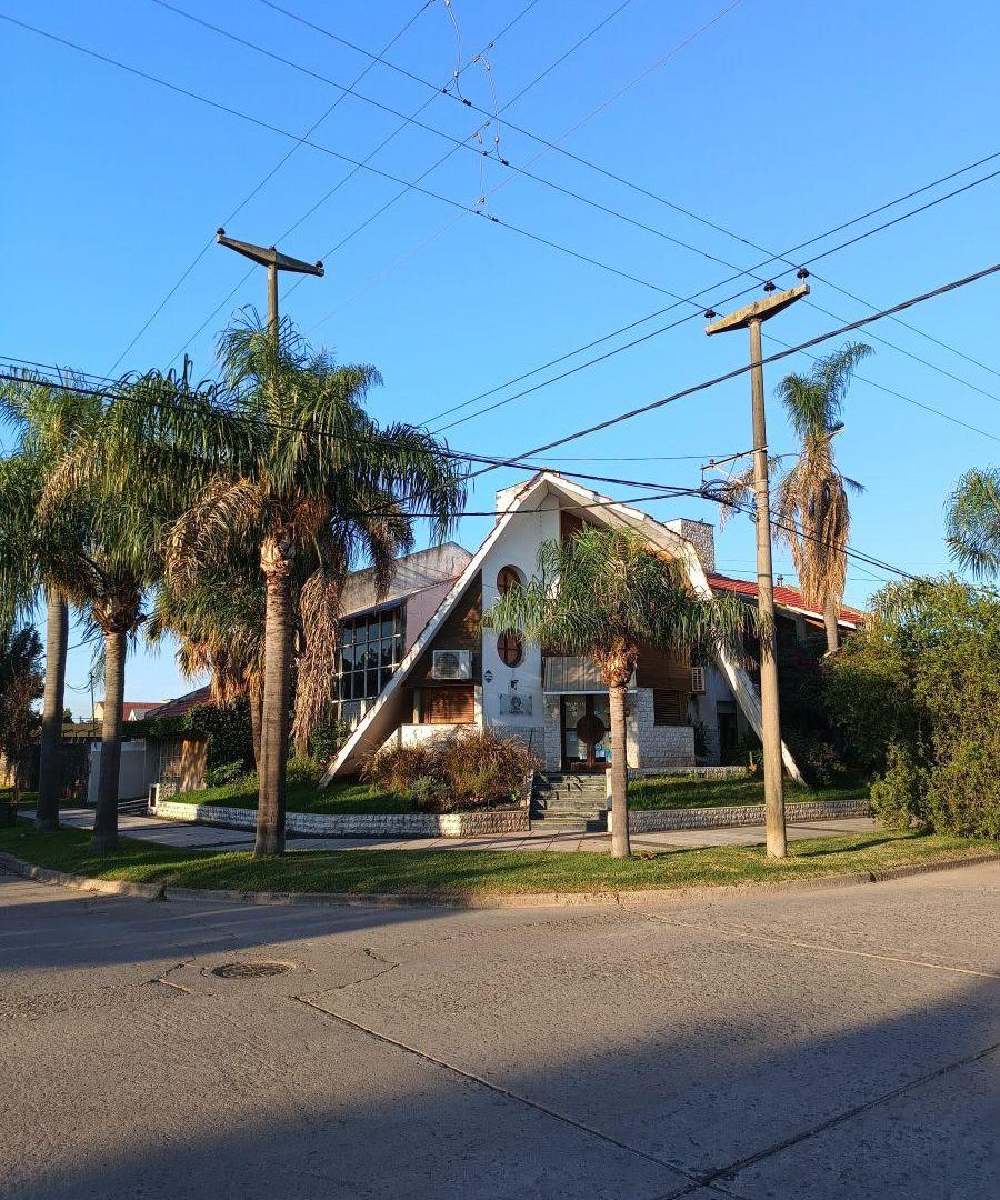 Casa en esquina con local comercial y garage doble
