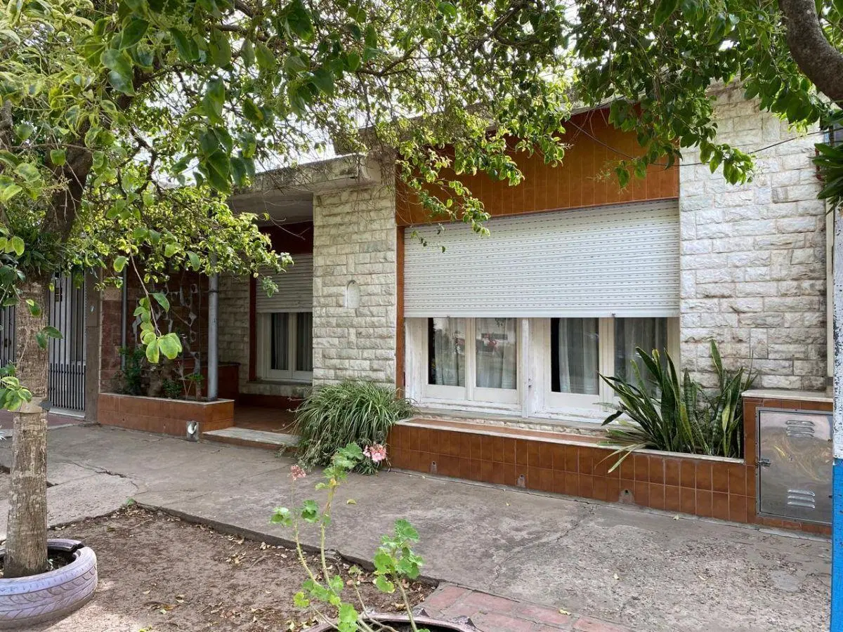 Casa de 2 plantas + departamento a reciclar. Rivadavia 417, Armstrong 3