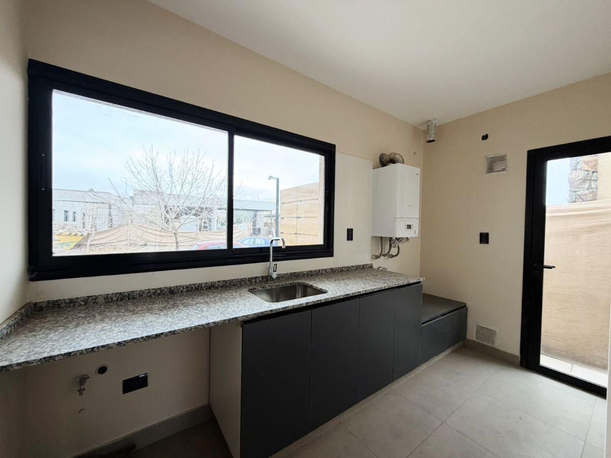 Foto de Espectacular Casa en Barrio Lomas de Russell | 3 Dorm (Principal en Suite) + Piscina + Apto Crédito, imagen 2