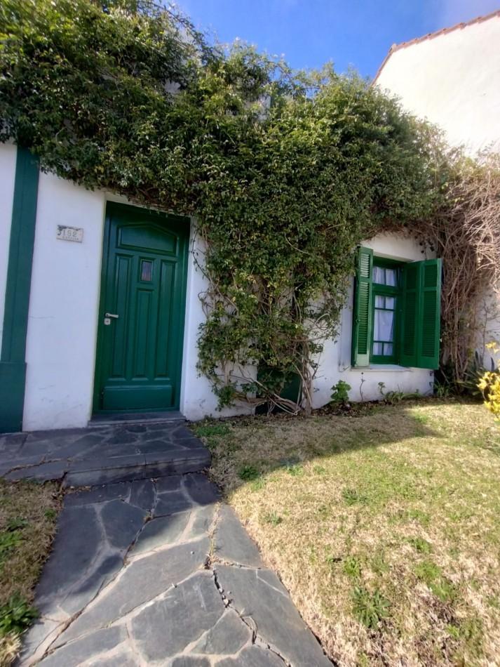 Casa en venta cuatro ambientes con escritorio, garaje y parque en zona La Perla