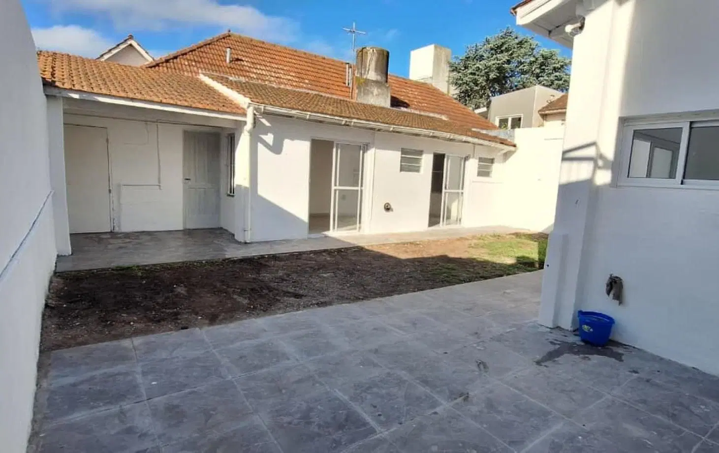 venta casa tres ambientes con garage y quincho zona Parque Luro 3