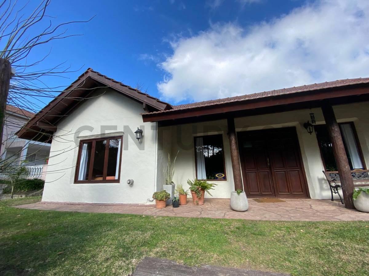 Disponible solo Febrero!! Casa en alquiler en Pinamar.Apta para 10 personas.A solo 300 metros de la