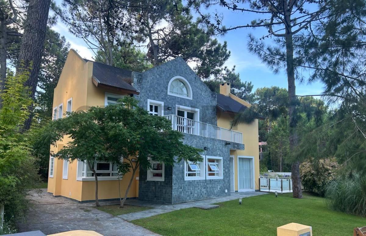 Casa en venta cuatro ambientes frente al Golf, Carilo. Gas natural. Piscina