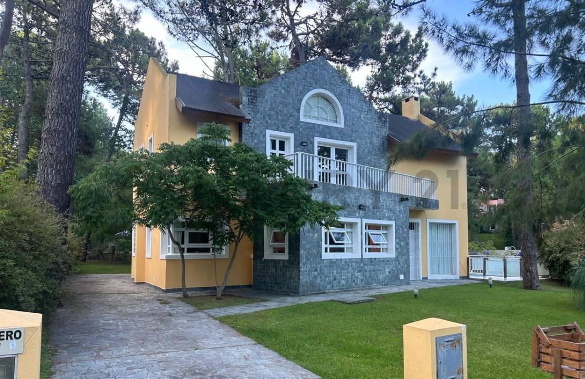 Casa en alquiler frente al Golf, Carilo.(Gas natural).