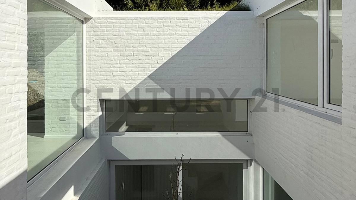 CASA EN VENTA EN COSTA ESMERALDA BARRIO SENDEROS III DE DISEÑO CON GAS NATURAL