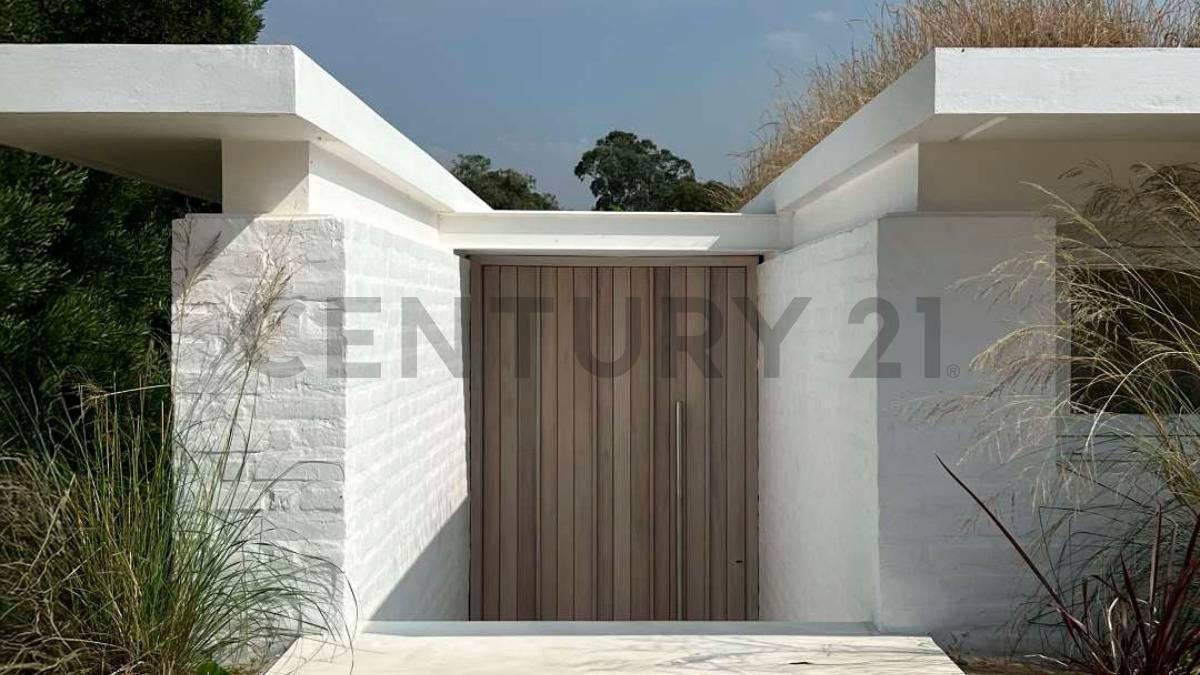 CASA EN VENTA EN COSTA ESMERALDA BARRIO SENDEROS III DE DISEÑO CON GAS NATURAL