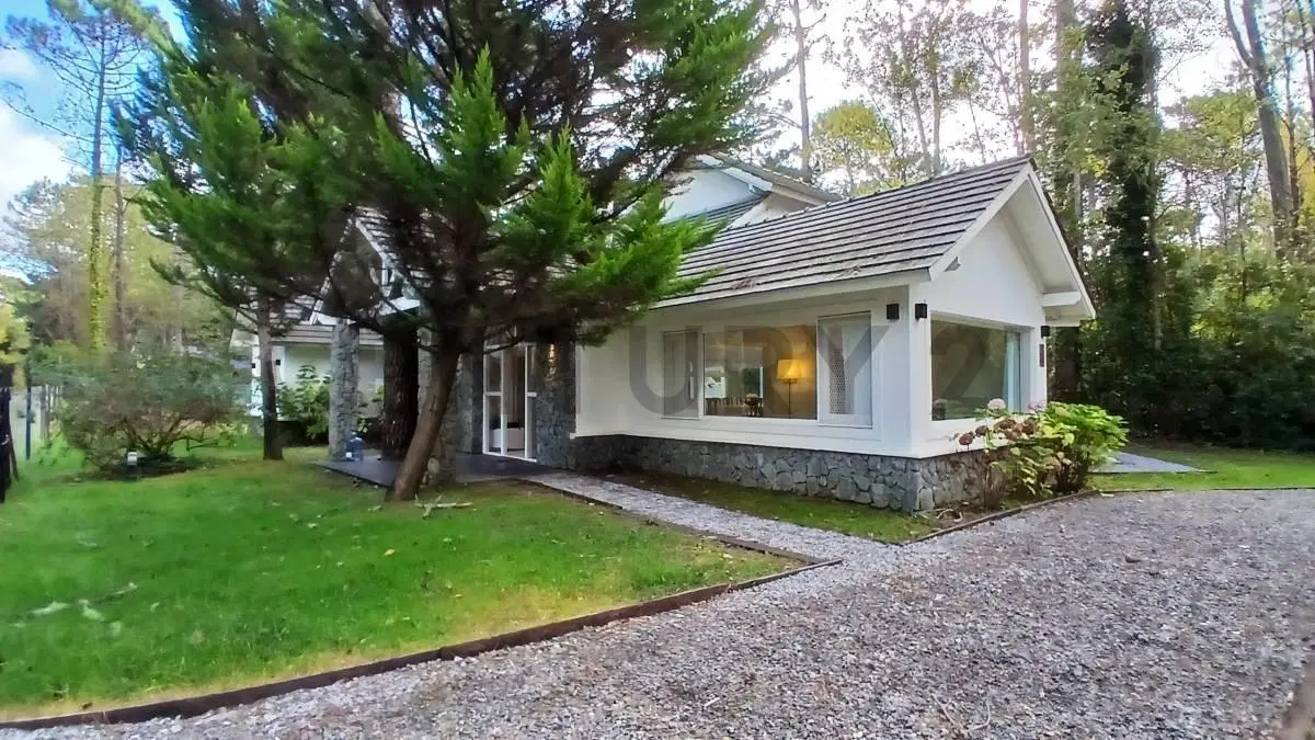 Casa 5 ambientes Carilo Piscina Climatizada Calefacción por Radiadores e Hidromasaje. 4