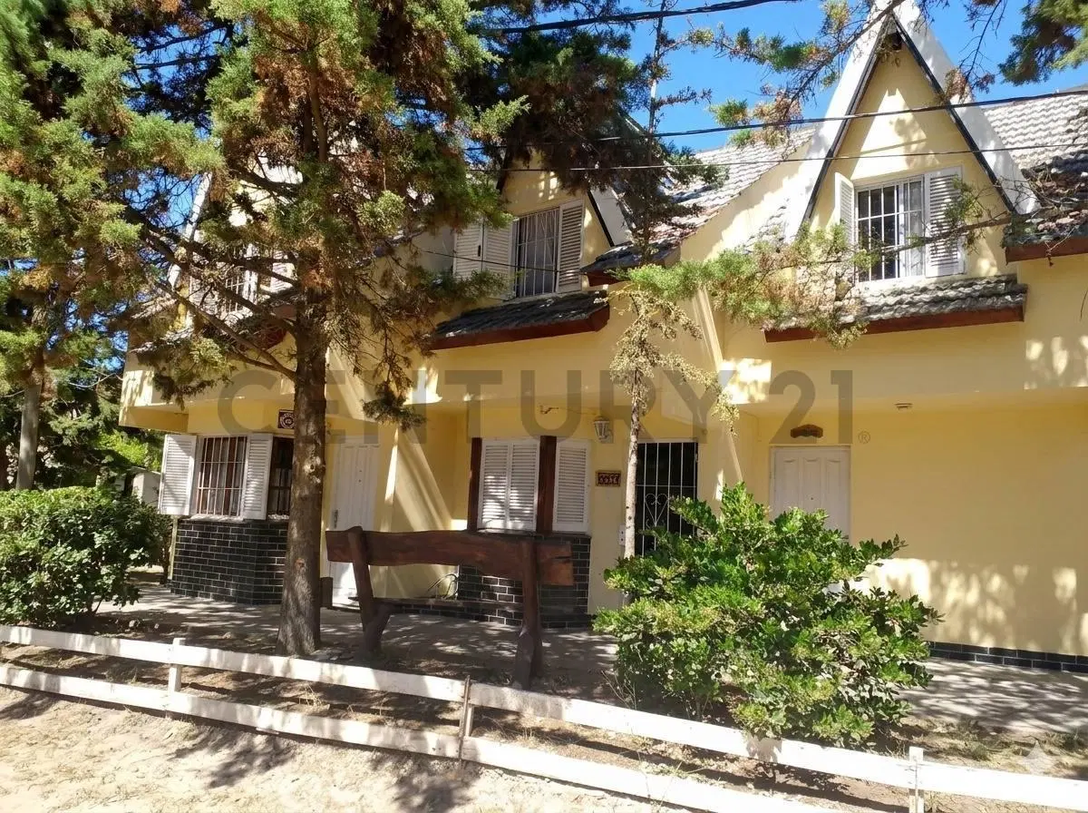 Triplex en Costa Azul - Excelente Ubicación en Obligado y Catamarca con Patio y Parrilla 3