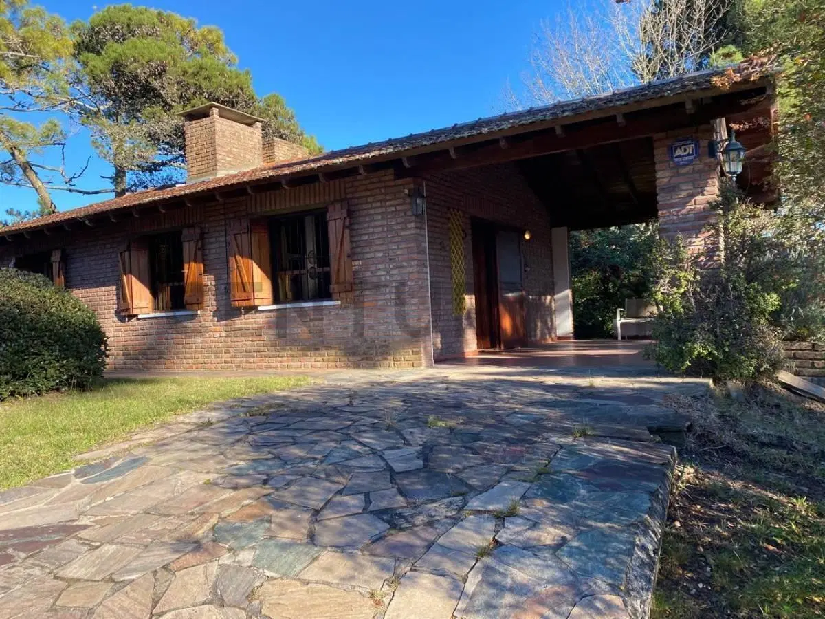 VENTA CASA CON PILETA EN BARRIO NORTE VILLA GESELL 3