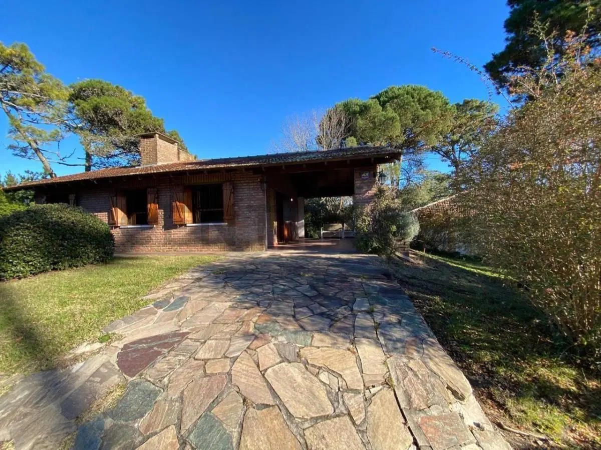 VENTA CASA CON PILETA EN BARRIO NORTE VILLA GESELL 4