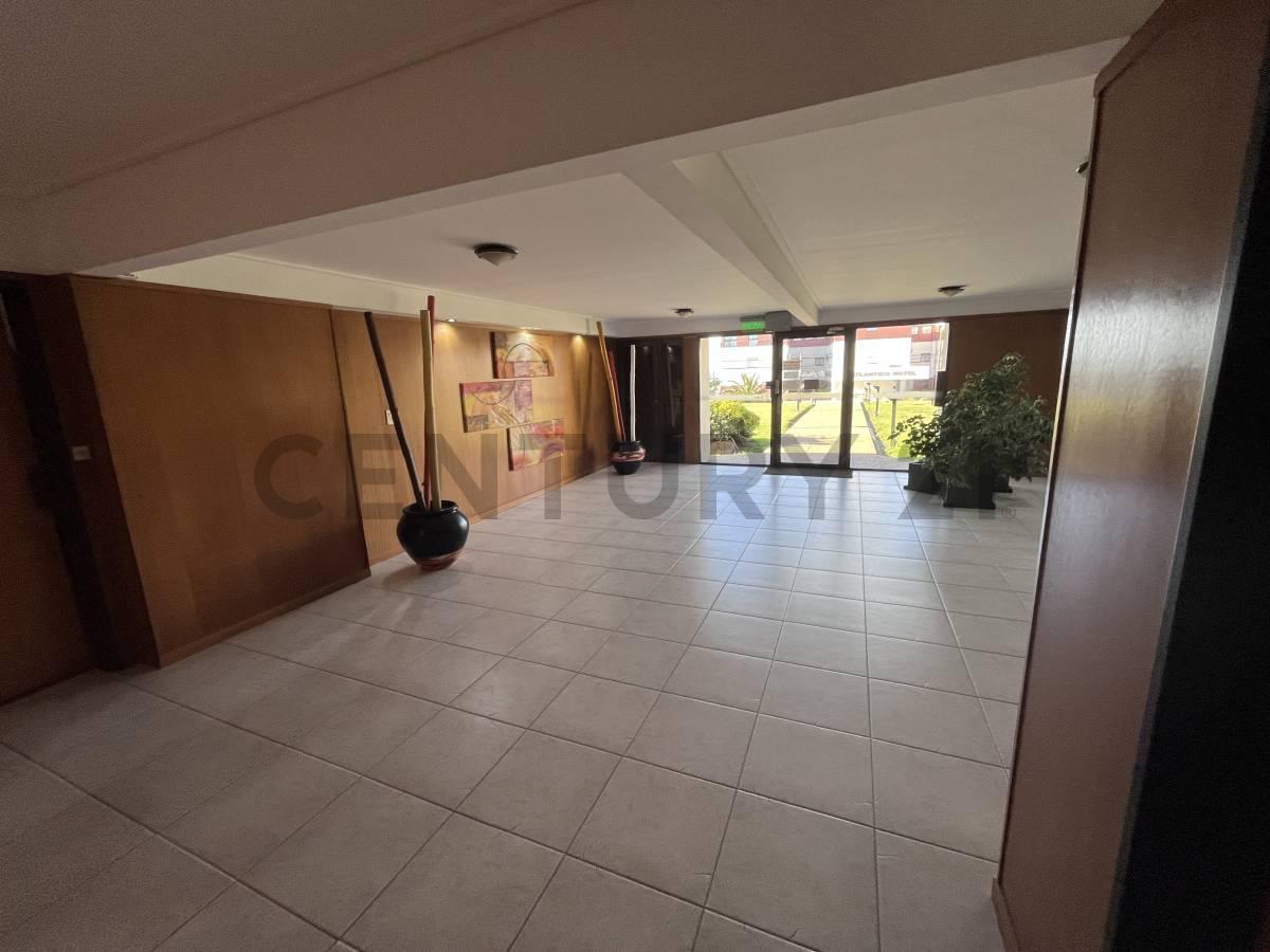 Foto de EN VENTA EXCLUSIVO DEPARTAMENTO 3 AMBIENTES FRENTE AL MAR VILLA GESELL, imagen 2