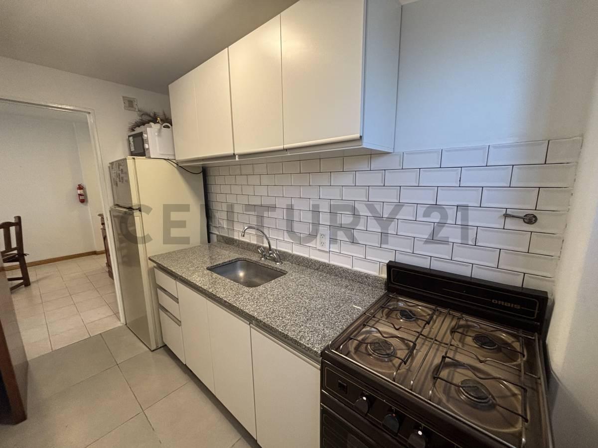 Foto de DEPARTAMENTO EN VENTA 2 AMBIENTES RECICLADO CON BALCÓN Y VISTA AL MAR, imagen 4