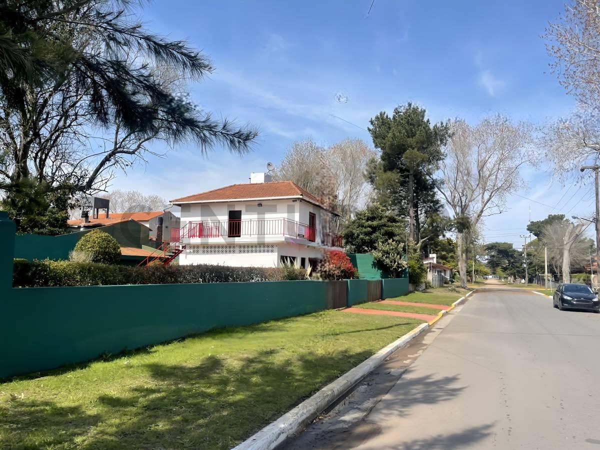Foto de VENTA CASA 4 AMBIENTES CON JARDIN AGUAS VERDES, imagen 2