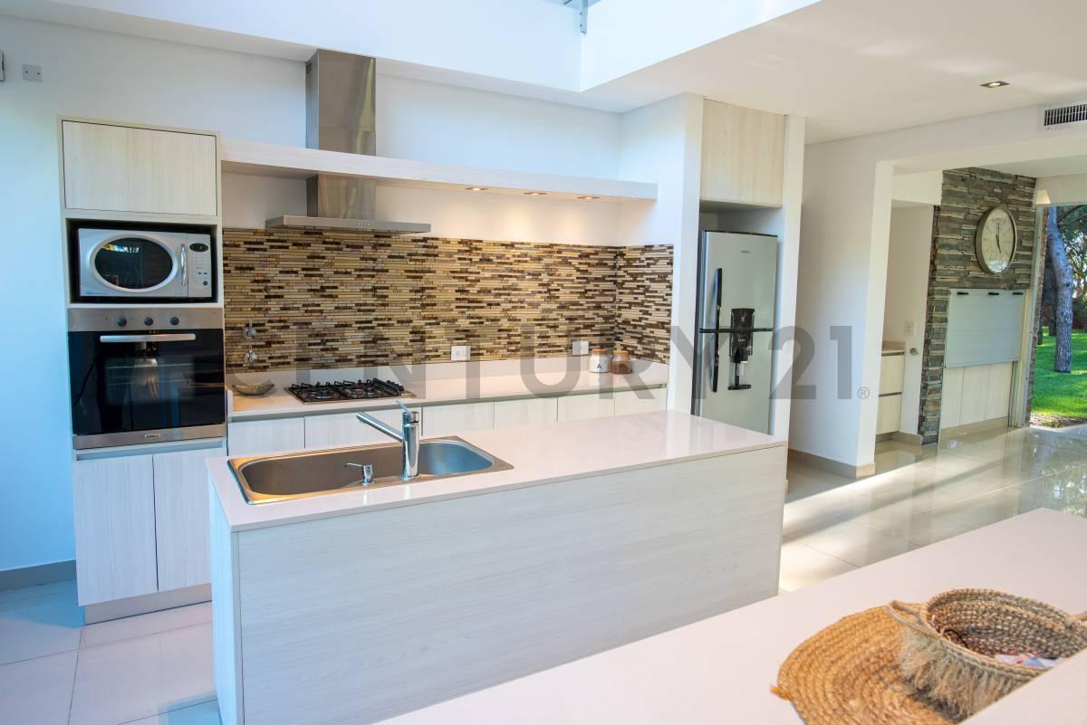 Foto de VENTA EXCLUSIVA CASA 6 AMBIENTES BARRIO LA HERRADURA PINAMAR, imagen 3