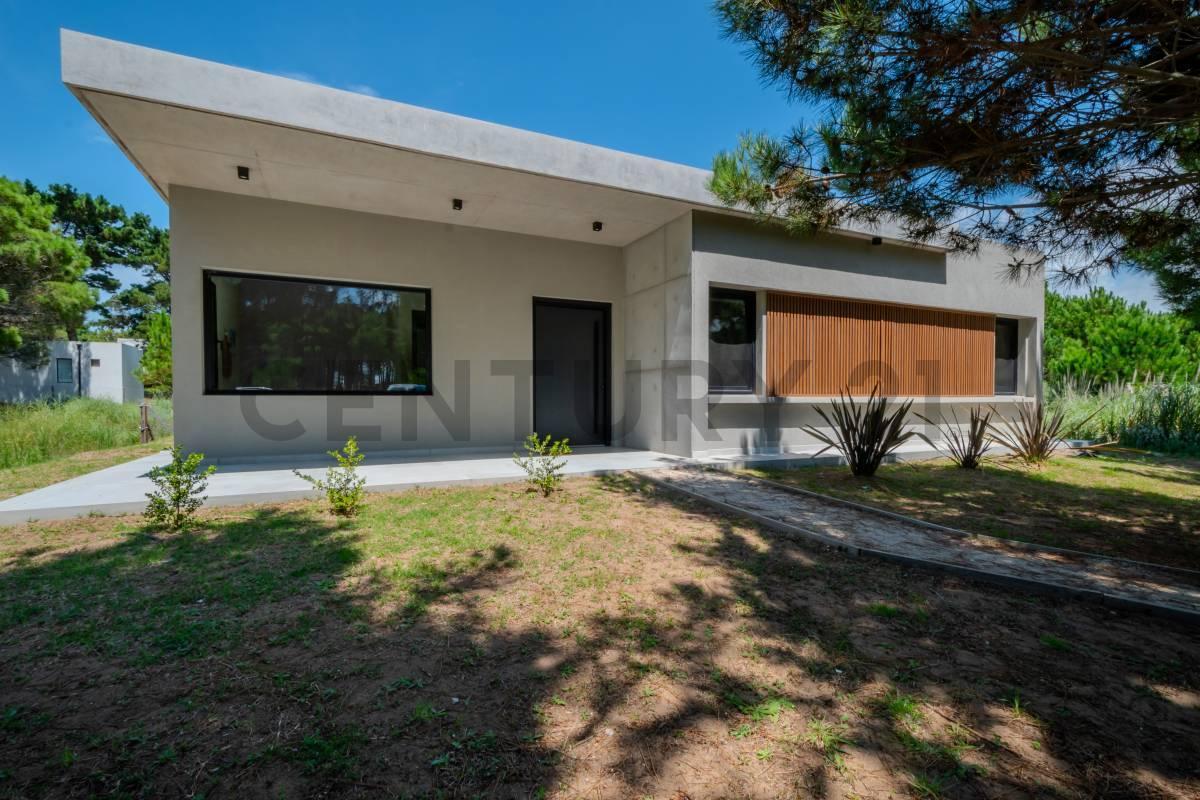 Casa en venta Punta Médanos con 4 dormitorios en lote de 1000 m² | Galería y par