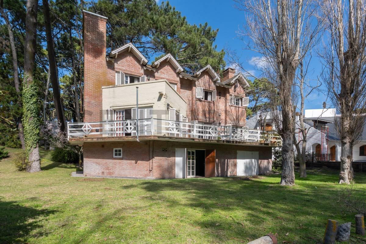 Foto de Casa en venta Pinamar 5 ambientes Fondo al golf, imagen 2