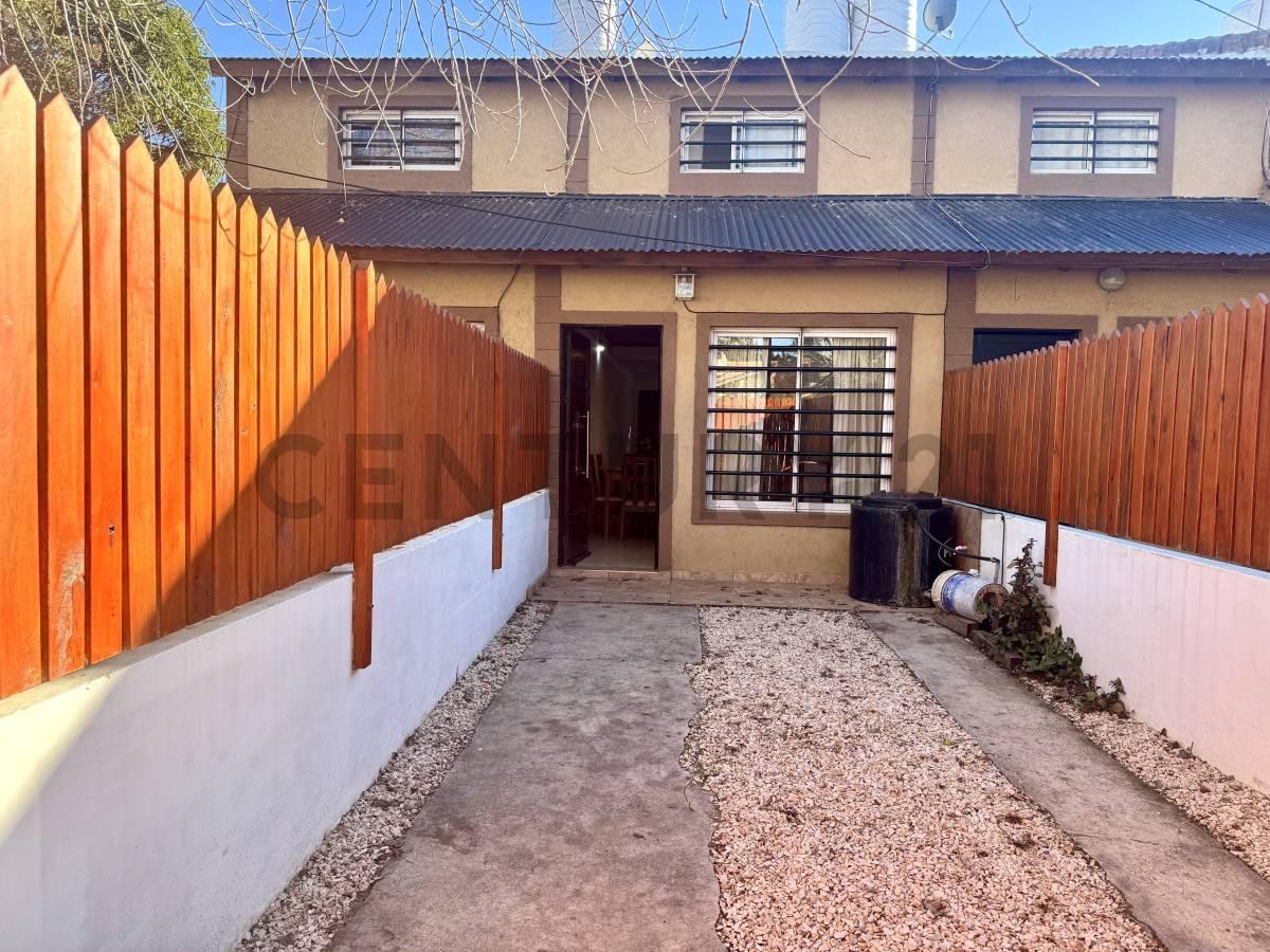 Foto de Dúplex en venta de 2 Dormitorios con Patio Parrilla y Cochera entre San, imagen 2