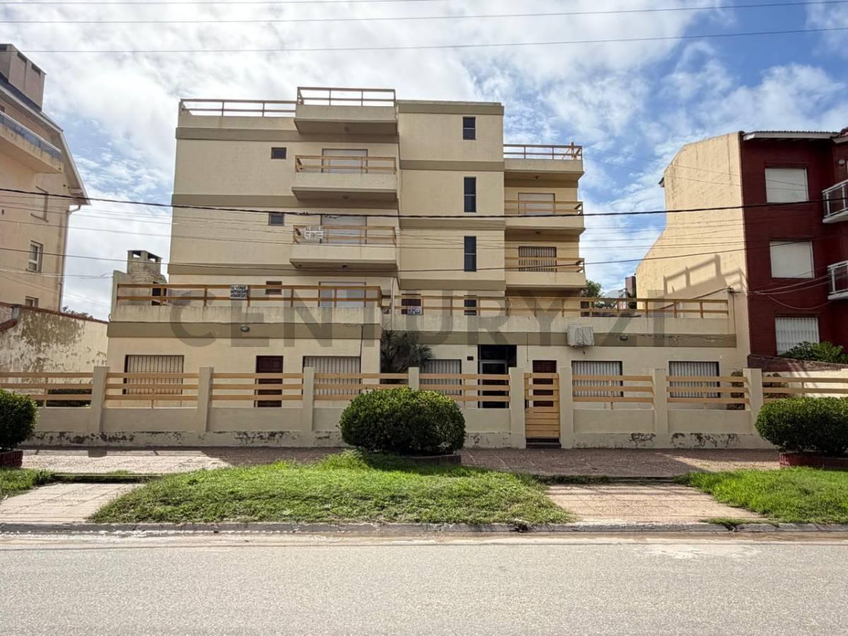 Foto de Venta de departamento 3 ambientes en Villa Gesell con cochera cubierta, imagen 1