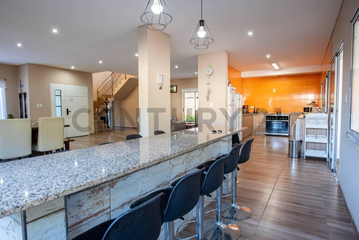 Foto de Casa con pileta climatizada en venta 6 ambientes Barrio Ecuestre Costa, imagen 4