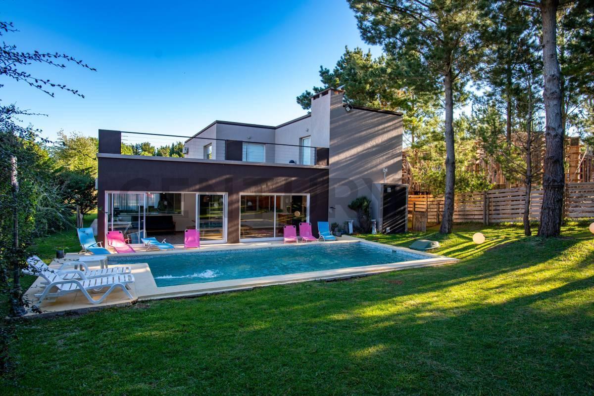 Foto de Casa con pileta climatizada en venta 6 ambientes Barrio Ecuestre Costa, imagen 1