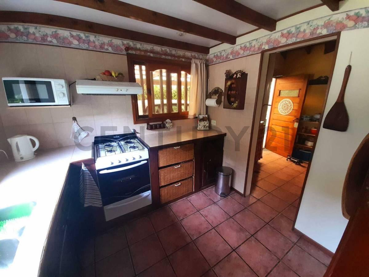 Foto de CASA EN VENTA MAR DE LAS PAMPAS 4 AMBIENTES GRAN ESPACIO VERDE, imagen 2