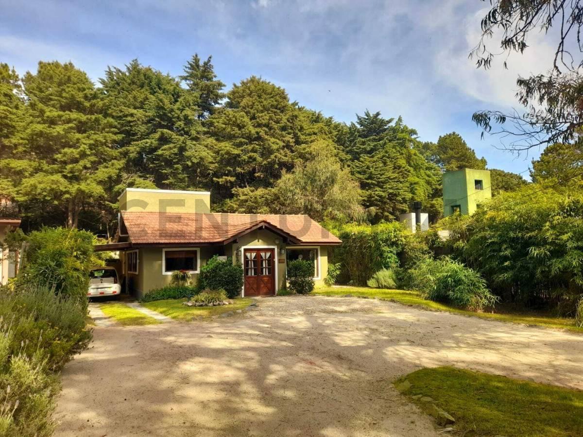 Foto de CASA EN VENTA MAR DE LAS PAMPAS 4 AMBIENTES GRAN ESPACIO VERDE, imagen 1