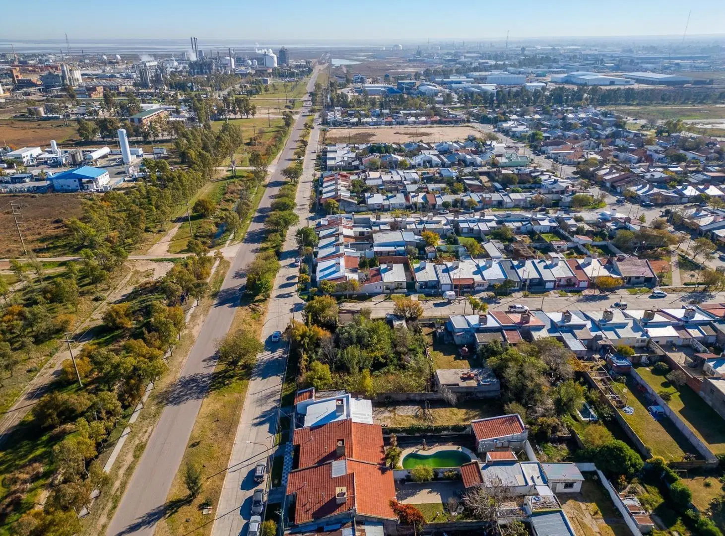 Lote  sobre asfalto, a Metros de parque Industrial en Ing. White 5