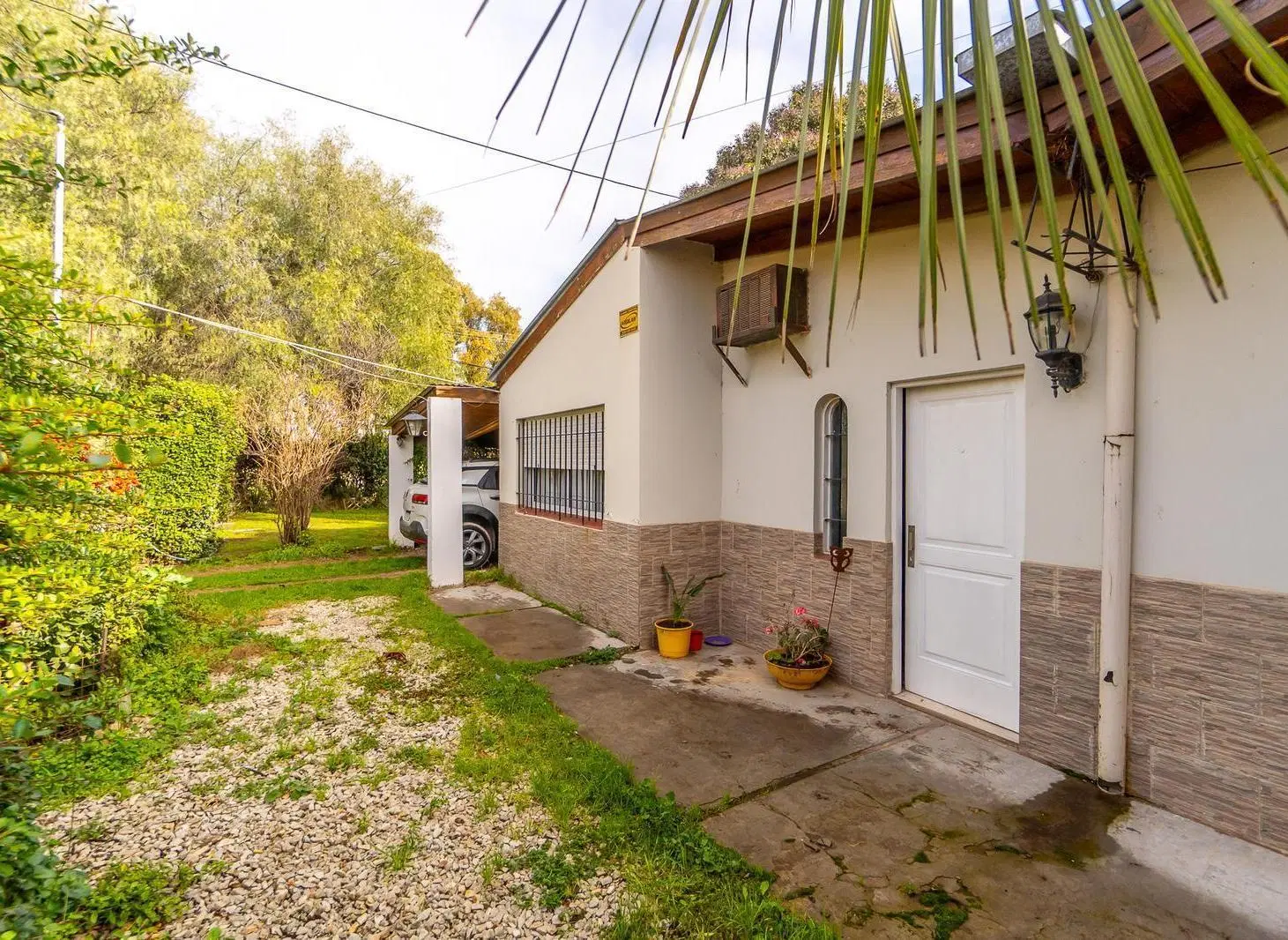 Casa sobre gran lote parquizado en Villa Hardingreen 3
