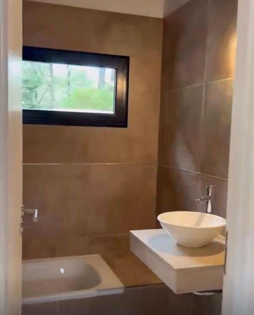 Foto de VENTA CASA DE 3 AMBIENTES TIPO DUPLEX. COSTA DEL ESTE, SOBRE AV, imagen 4