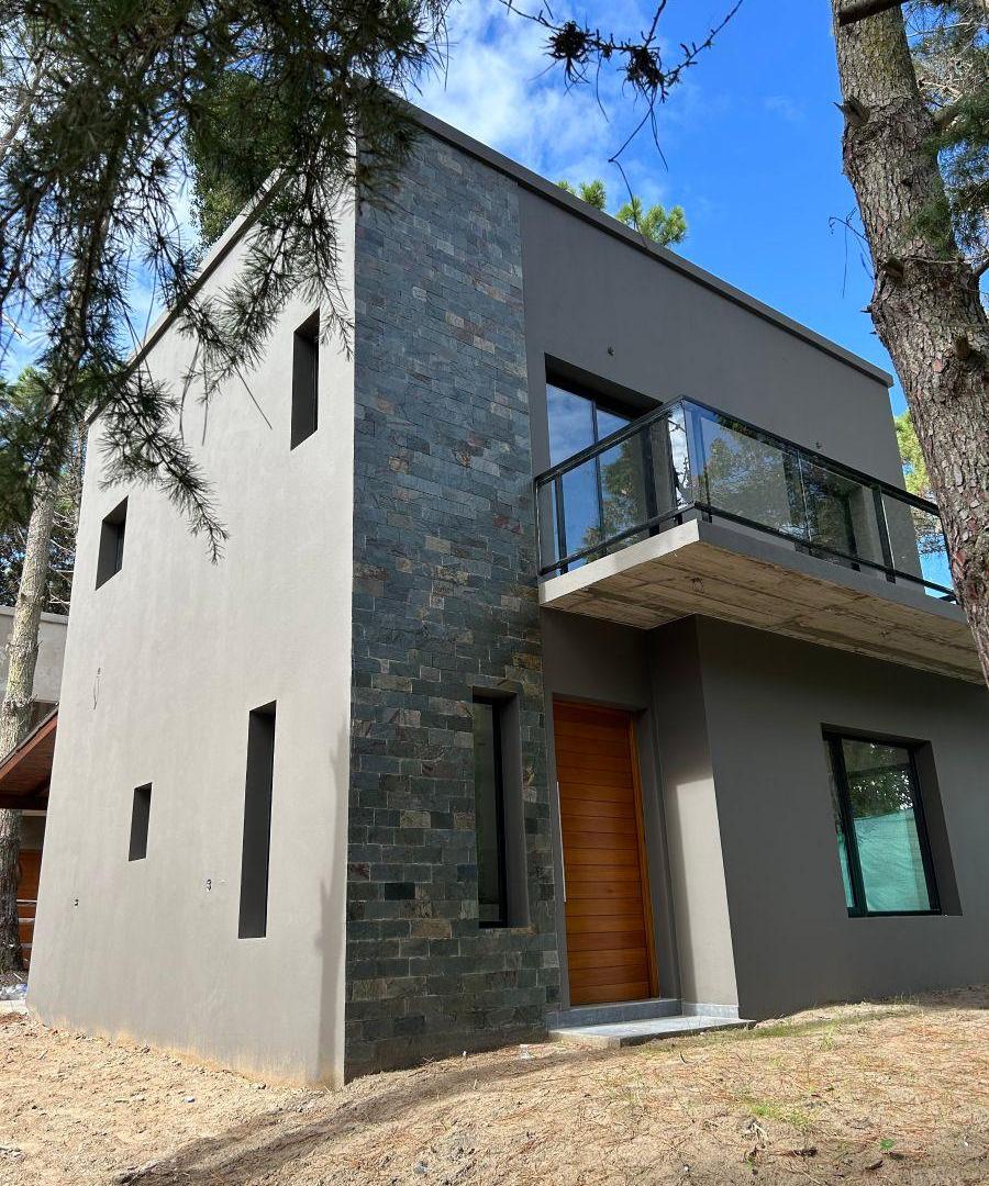 Foto de VENTA CASA DE 3 AMBIENTES TIPO DUPLEX. COSTA DEL ESTE, SOBRE AV, imagen 1