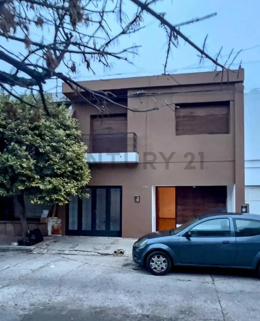 Hermosa CASA con patio cesped 3 dormitorios, con posibilidad uso laboral . 2