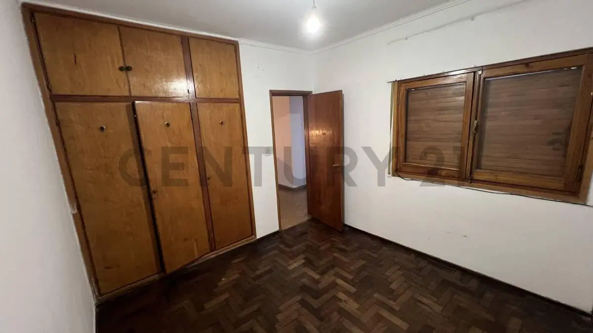 Hermosa CASA con patio cesped 3 dormitorios, con posibilidad uso laboral . 3