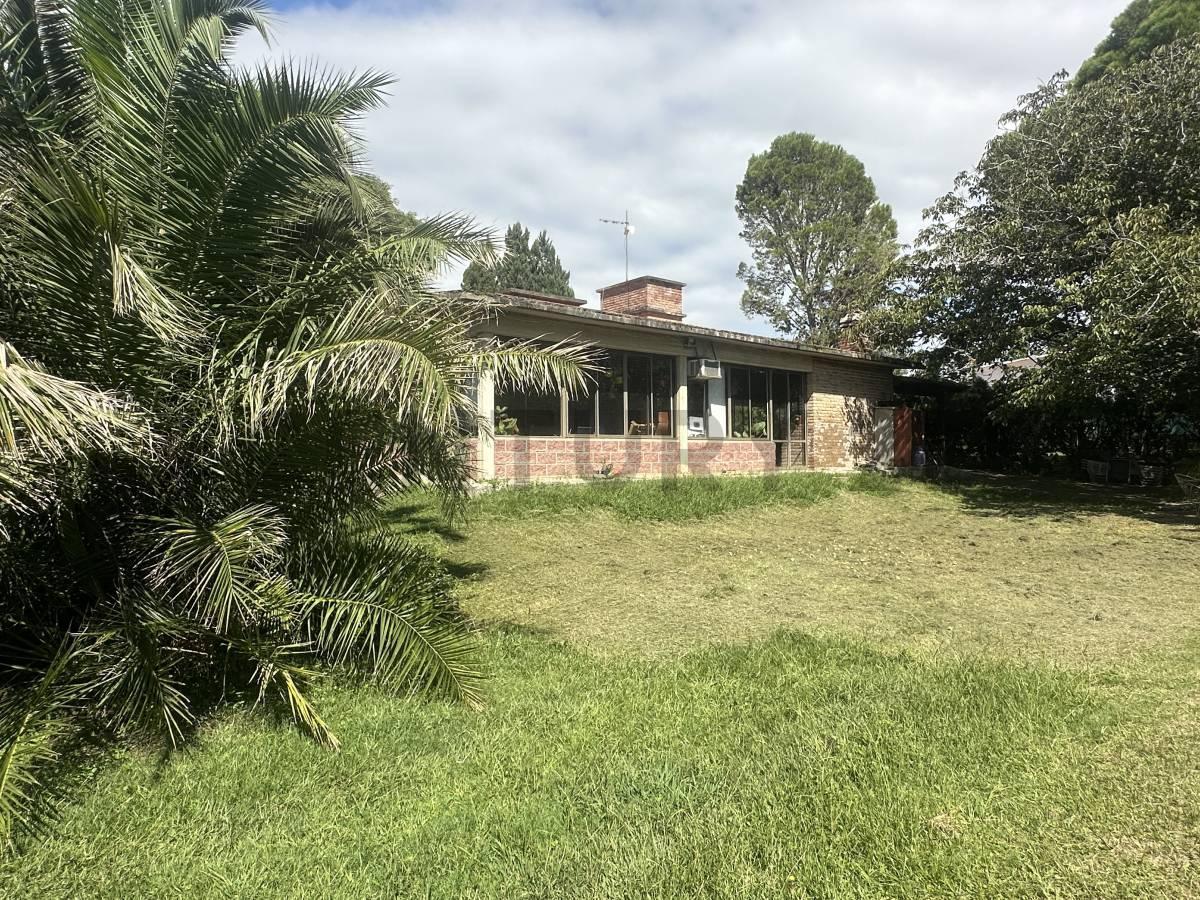 GRAN Casa con PILETA y ENORME Terreno ESQUINA de 1982 m2 en LAGO AZUL a 50 mts bajada al LAGO