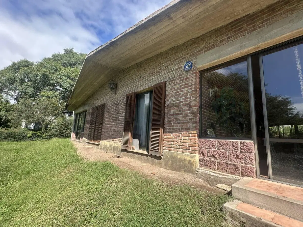 GRAN Casa con PILETA y ENORME Terreno ESQUINA de 1982 m2 en LAGO AZUL a 50 mts bajada al LAGO 2