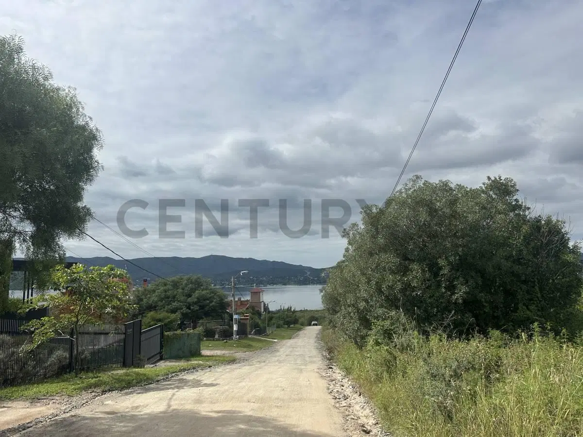 GRAN Casa con PILETA y ENORME Terreno ESQUINA de 1982 m2 en LAGO AZUL a 50 mts bajada al LAGO 8
