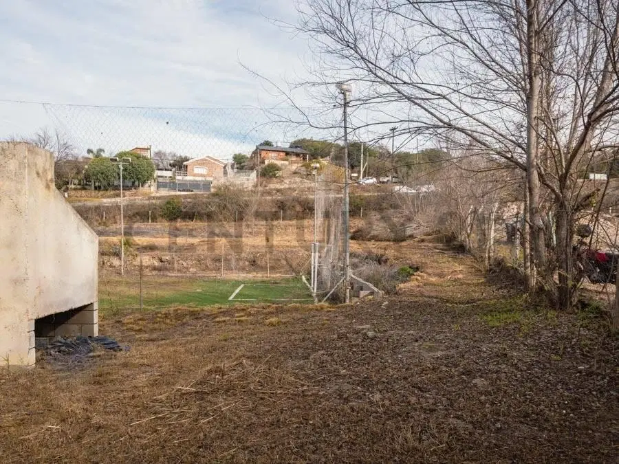 EXCLUSIVO LOTE DE 3.013 m² c/ CANCHA DE FÚTBOL Y GRAN POTENCIAL DE DESARROLLO EN VILLA CARLOS PAZ 2