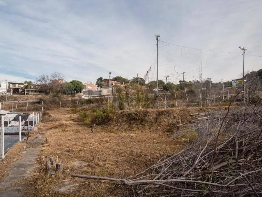 EXCLUSIVO LOTE DE 3.013 m² c/ CANCHA DE FÚTBOL Y GRAN POTENCIAL DE DESARROLLO EN VILLA CARLOS PAZ 4