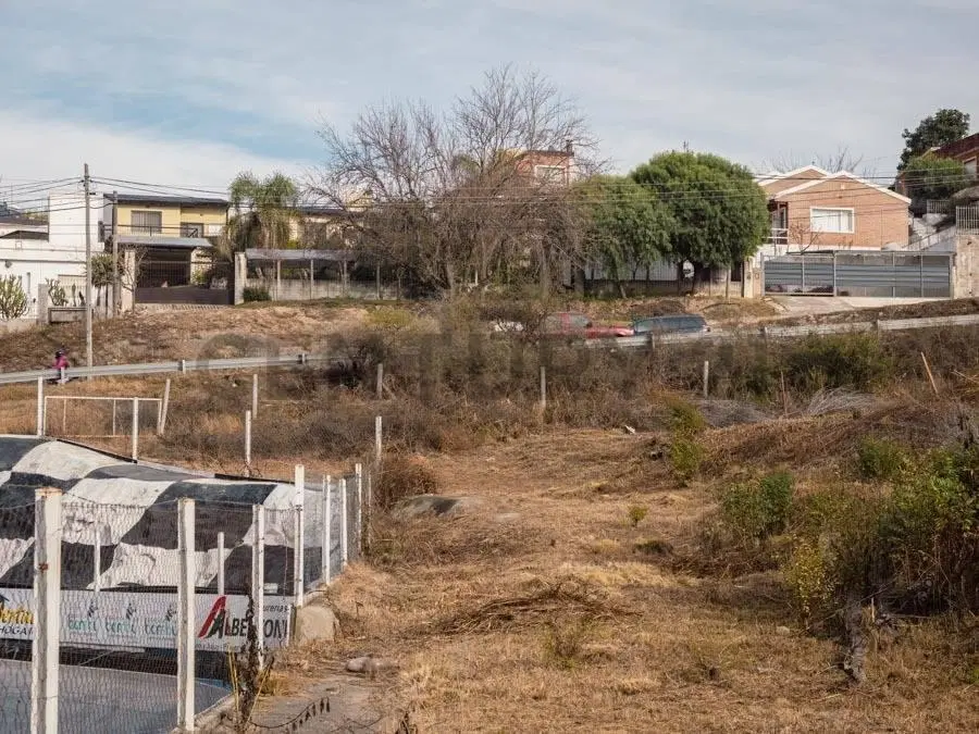 EXCLUSIVO LOTE DE 3.013 m² c/ CANCHA DE FÚTBOL Y GRAN POTENCIAL DE DESARROLLO EN VILLA CARLOS PAZ 5