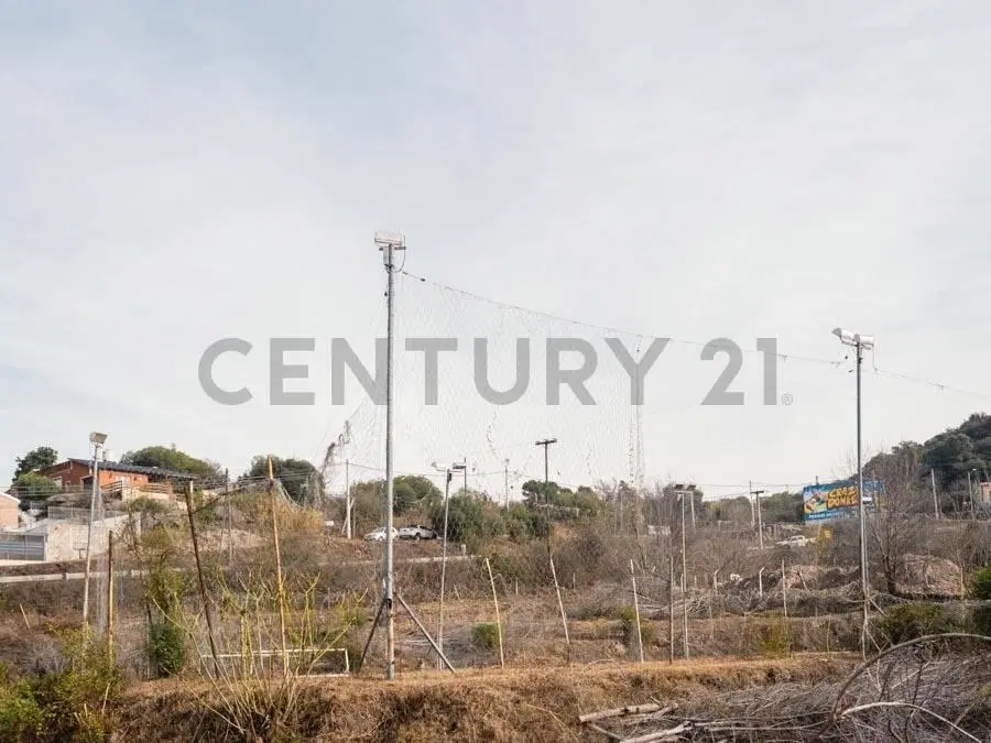 EXCLUSIVO LOTE DE 3.013 m² c/ CANCHA DE FÚTBOL Y GRAN POTENCIAL DE DESARROLLO EN VILLA CARLOS PAZ 3
