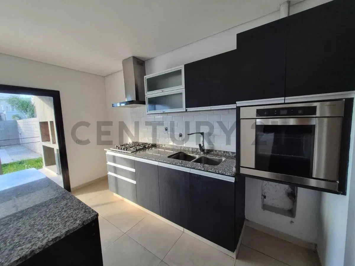 OPORTUNIDAD GRAN CASA 5 dormitorios c/ pileta, 196m2 construidos, 360m2 terreno 3