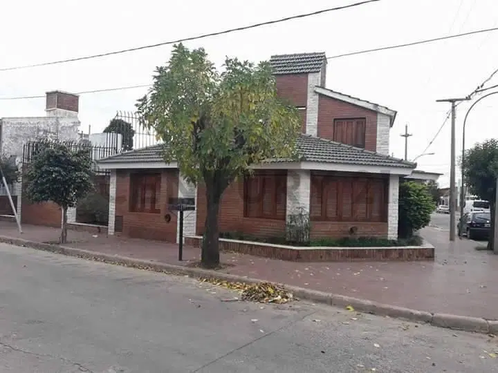 GRAN CASA 3 DORMITORIOS, DE  ARQUITECTURA CLASICA SOLIDA. APTA CREDITO 5