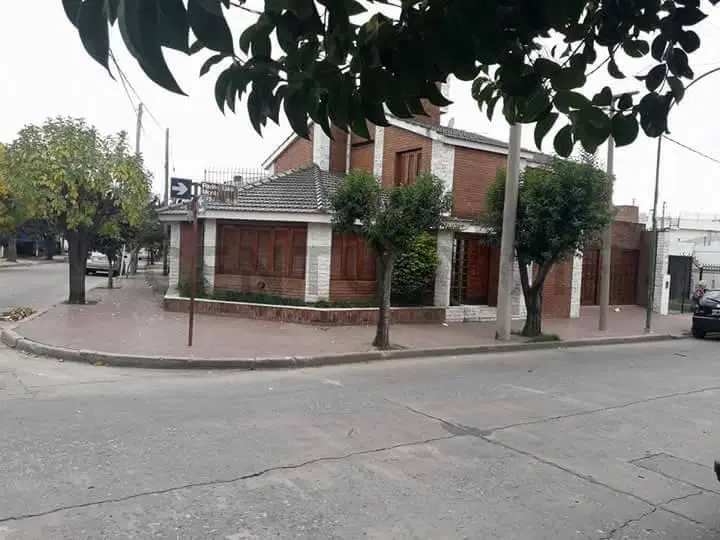GRAN CASA 3 DORMITORIOS, DE  ARQUITECTURA CLASICA SOLIDA. APTA CREDITO 3
