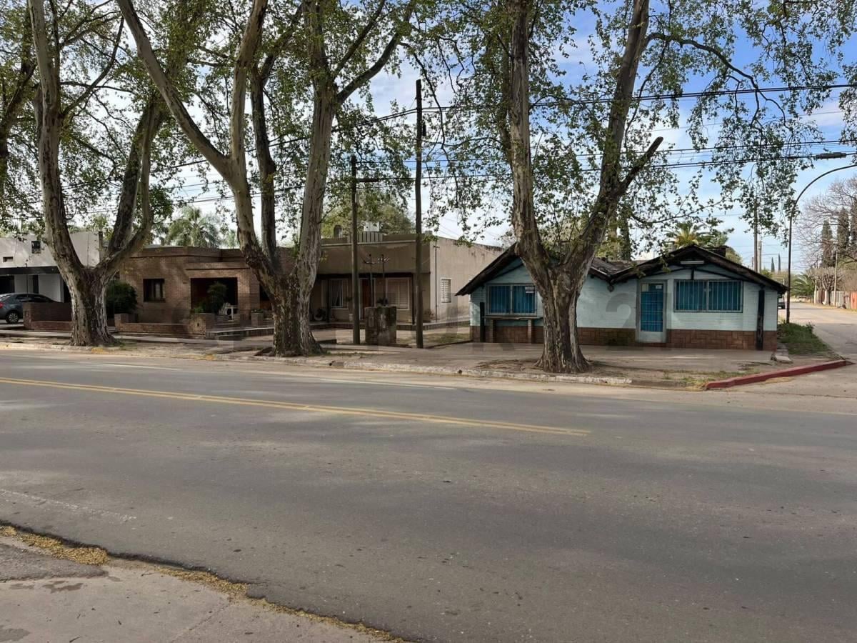 Gran oportunidad sobre av. San Martin esquina 2 casas local y terreno