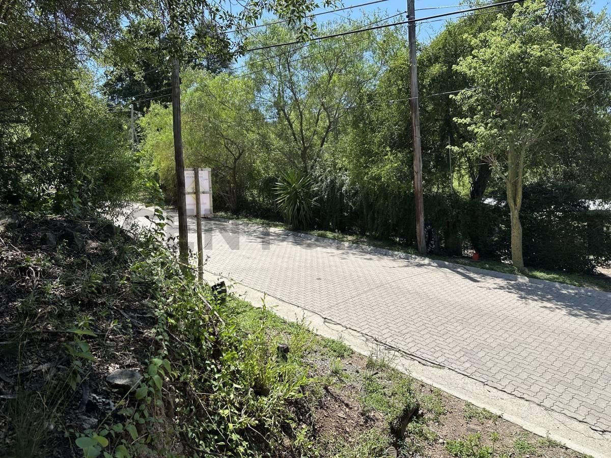 Foto de Lote ESQUINA en OPORTUNIDAD de 879 m2 en La Serranita, imagen 1