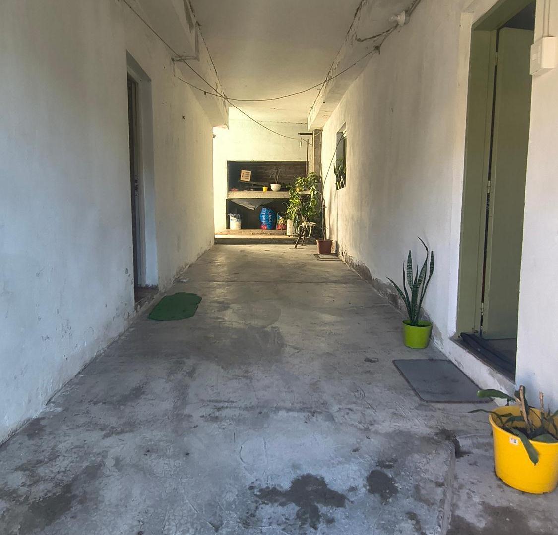 Foto de GRAN OPORTUNIDAD 3 en 1 Casa mas dos Dptos a refaccionar., imagen 2