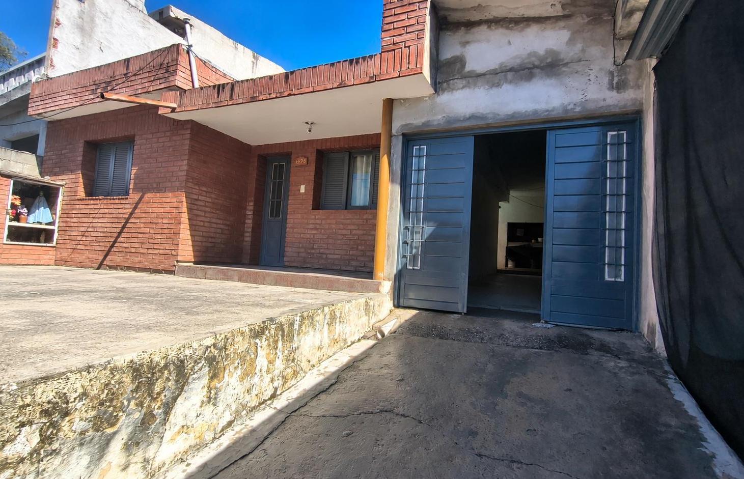 Foto de GRAN OPORTUNIDAD 3 en 1 Casa mas dos Dptos a refaccionar., imagen 1