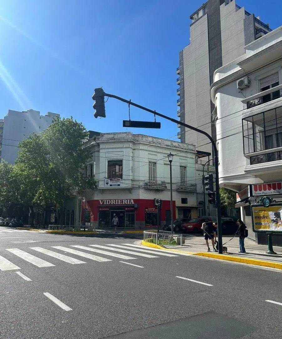 VENTA LOTE ESQUINA 1.400m2 VENDIBLES AV INDEP.4200 3