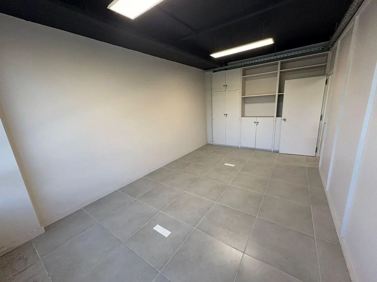 VENTA OFICINAS 200m2 REFACCIONADAS + 2 COCHERAS 5