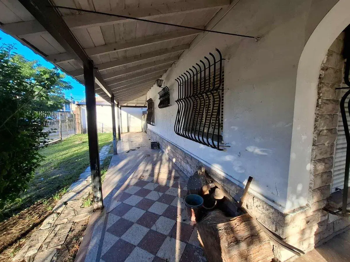 CASA EN VENTA CON JARDIN Y COCHERA - BERAZATEGUI 3
